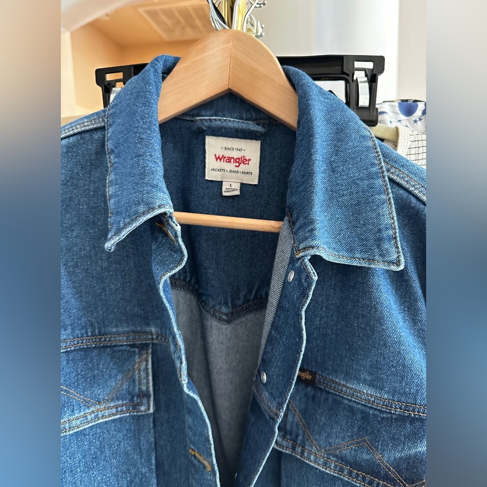 Vintage-Style Wrangler Cropped Denim Jacket size Large but also fits Medium - Picture 7 of 8